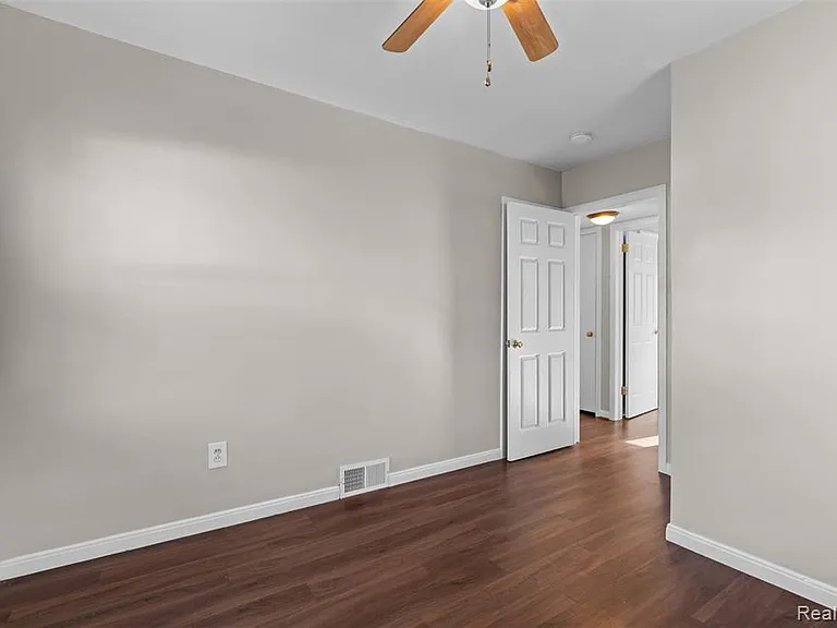 24696 Wilmot Ave — Photo 9