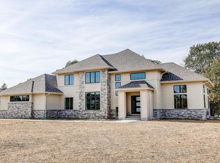 2143 N Waterstone Cir, Oconomowoc, WI 53066