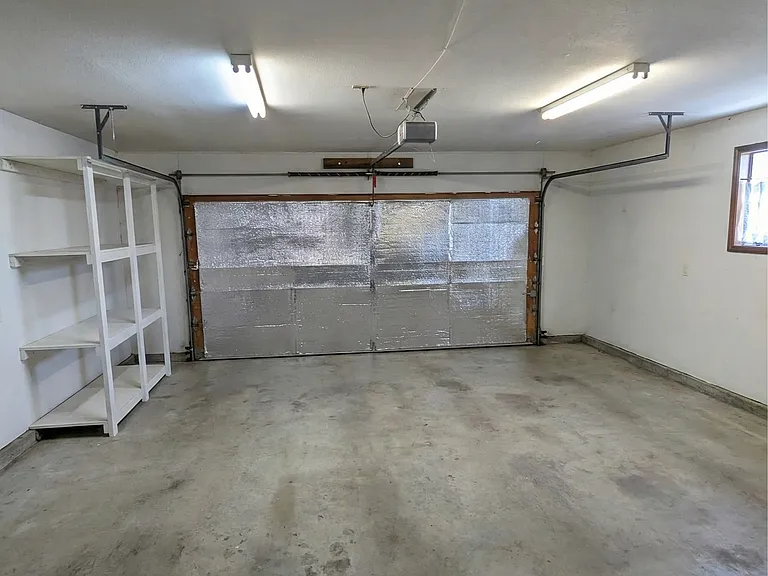 725 W Division Ave — Photo 24