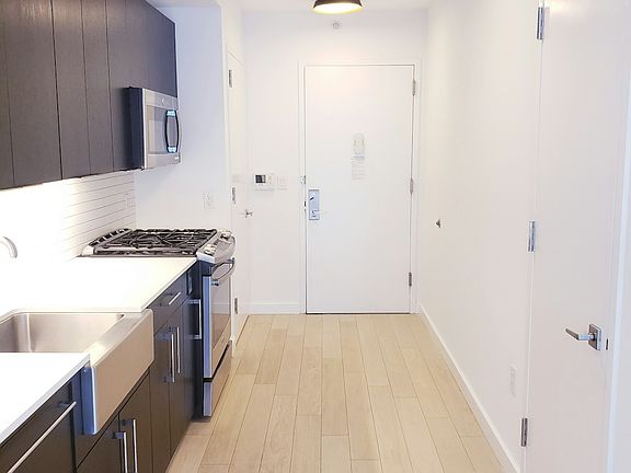 3rd image of 535 W 43rd St Unit North 9k