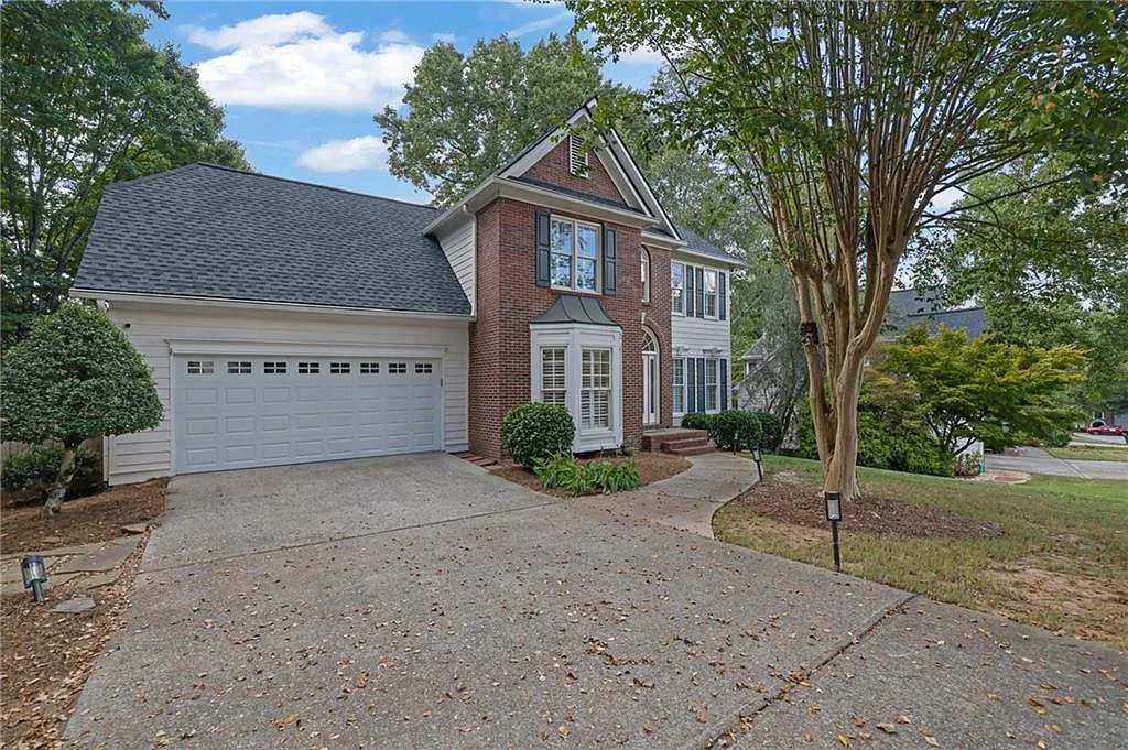 6 bed, 3.5 bath, 2480 sqft, $3,800 — Photo 2
