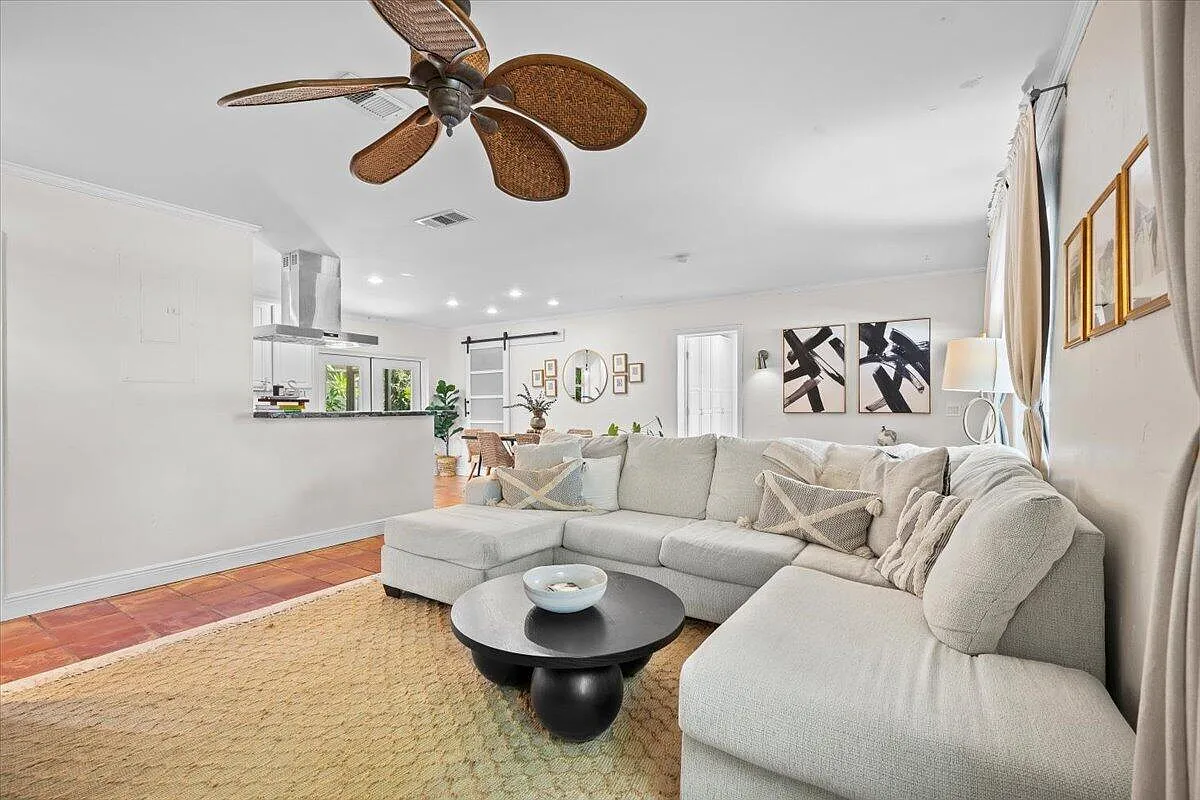 3 bed, 2.0 bath, 1248 sqft, $3,800 — Photo 4