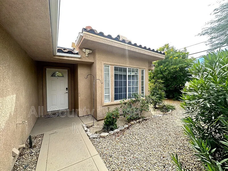 3 bed, 2.0 bath, 1597 sqft, $2,395 — Photo 2