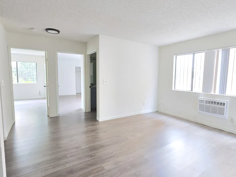 140 N Commonwealth Ave — Photo 20