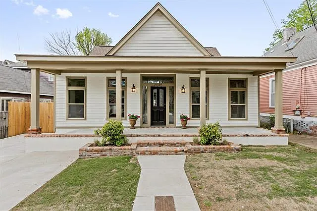 2060 Carr Ave — Photo 1