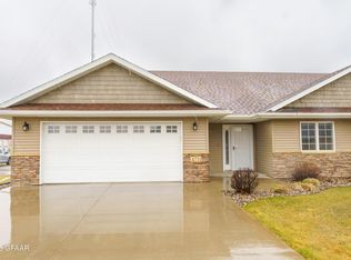 4711 Ridgewood Ln, Grand Forks, ND 58201