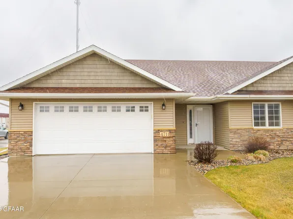 4711 Ridgewood Ln, Grand Forks, ND 58201