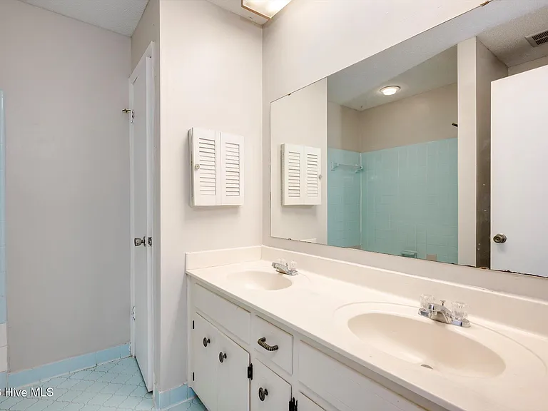 152 Holiday Dr — Photo 31