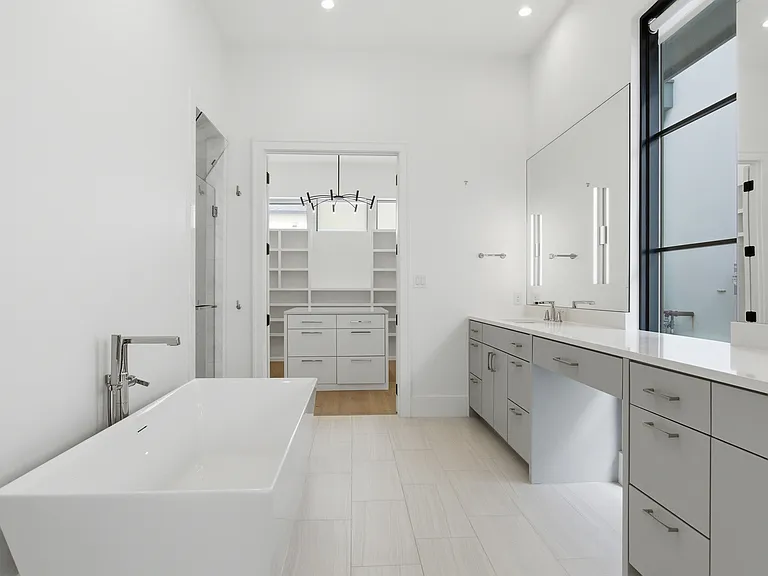 9855 Kingsway Ave — Photo 24