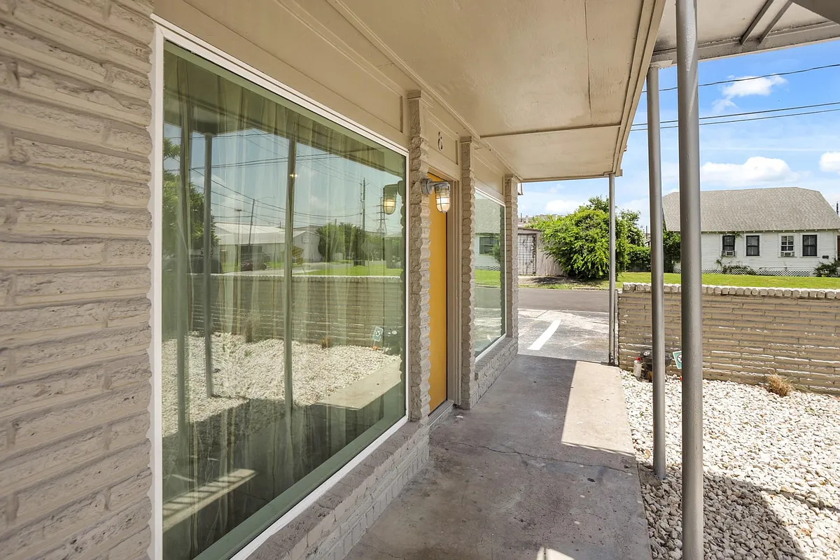 Building Photo - 1408 Hughes St #4