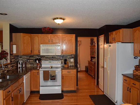 4th image of 15 Swan Dr