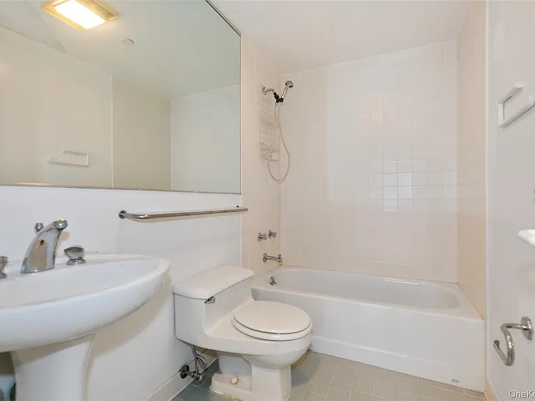 100 Cuttermill Rd #2C — Photo 28
