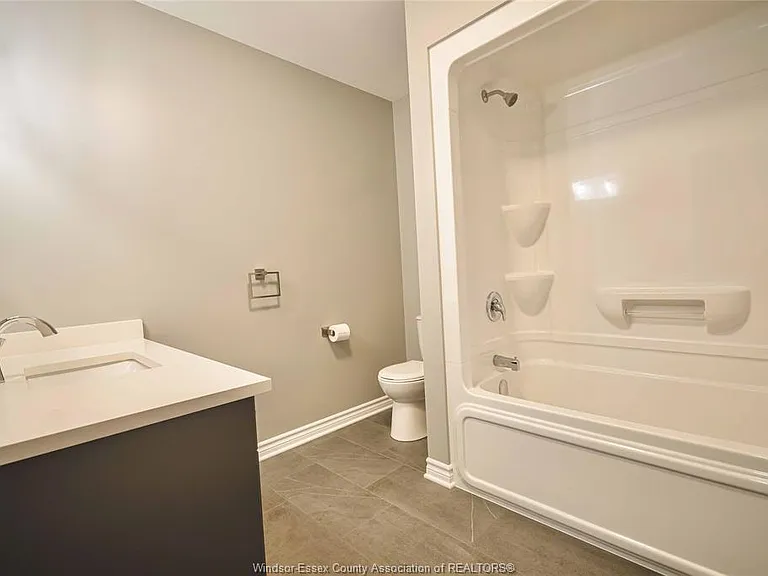 81 Brien Ave W #B — Photo 10