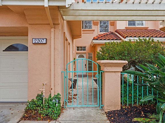 3rd image of 2207 Vizcaya Cir