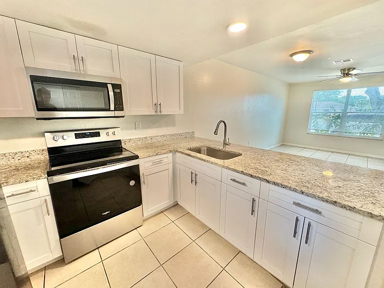 P (Residences Del Sol - 1984 Sunshine Blvd) — Photo 5