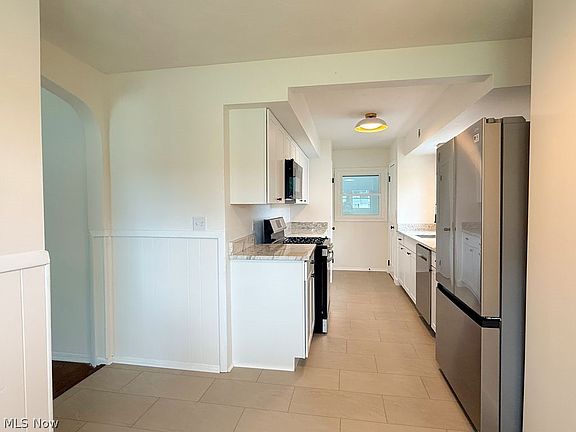4th image of 5193 Pinecrest Ave