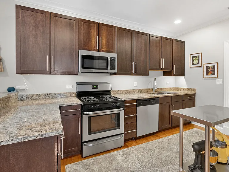 Hinman Court Condos — Photo 16