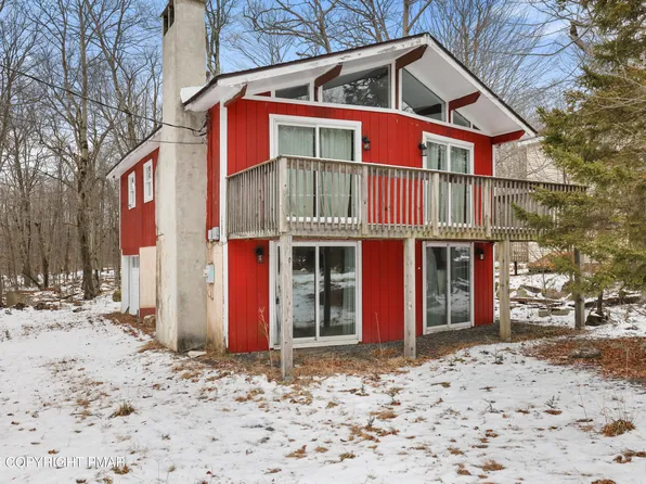 765 Country Place Dr, Tobyhanna, PA 18466