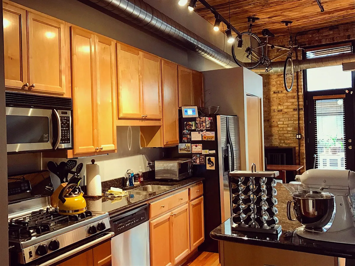 Building Photo - 1670 N Claremont Ave #203