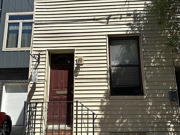 2nd image of 1365 Crease St #1