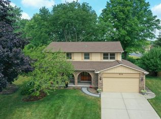 814 Beacon Dr, Schaumburg, IL 60193