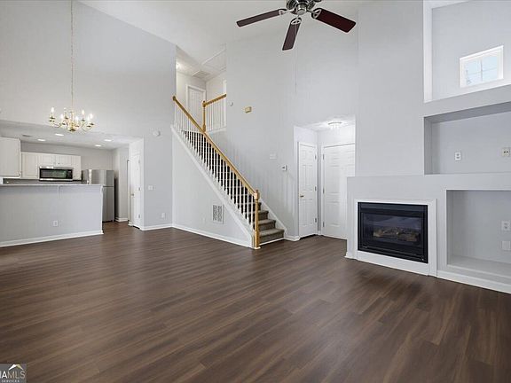 4th image of 904 Windcroft Cir NW