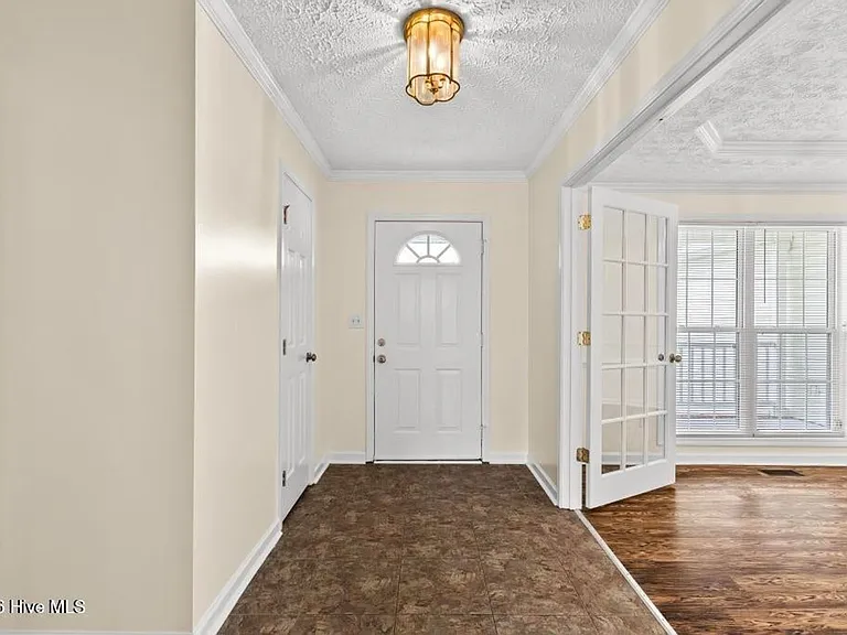 103 Richmond Dr — Photo 3