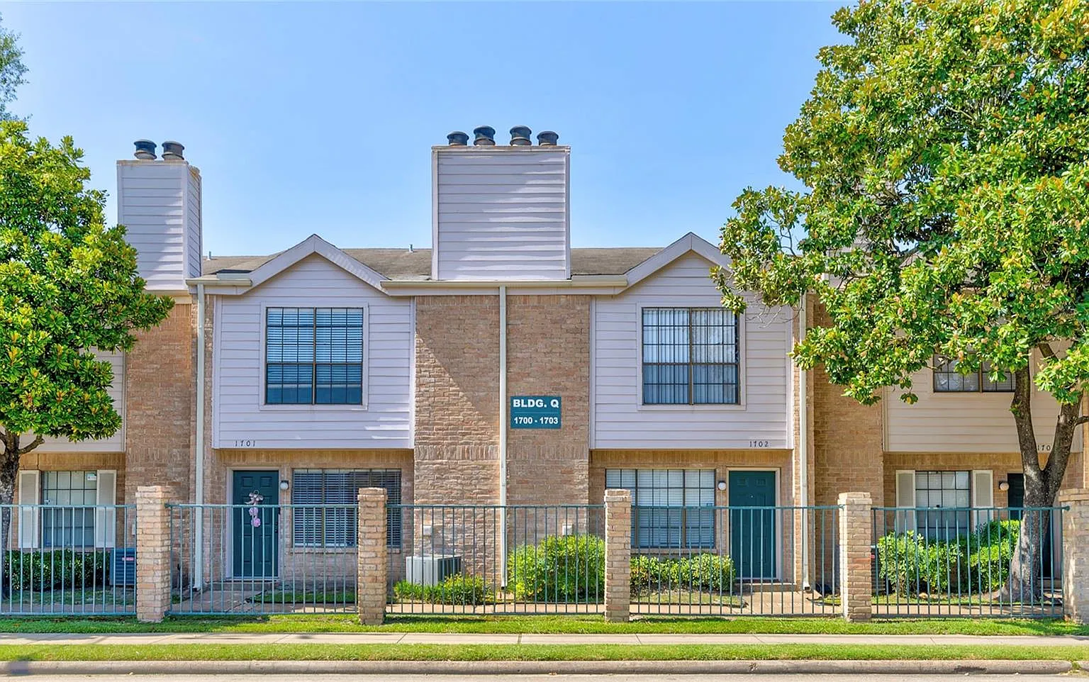 2 bed, 2.5 bath, 1342 sqft, $1,350 — Photo 1
