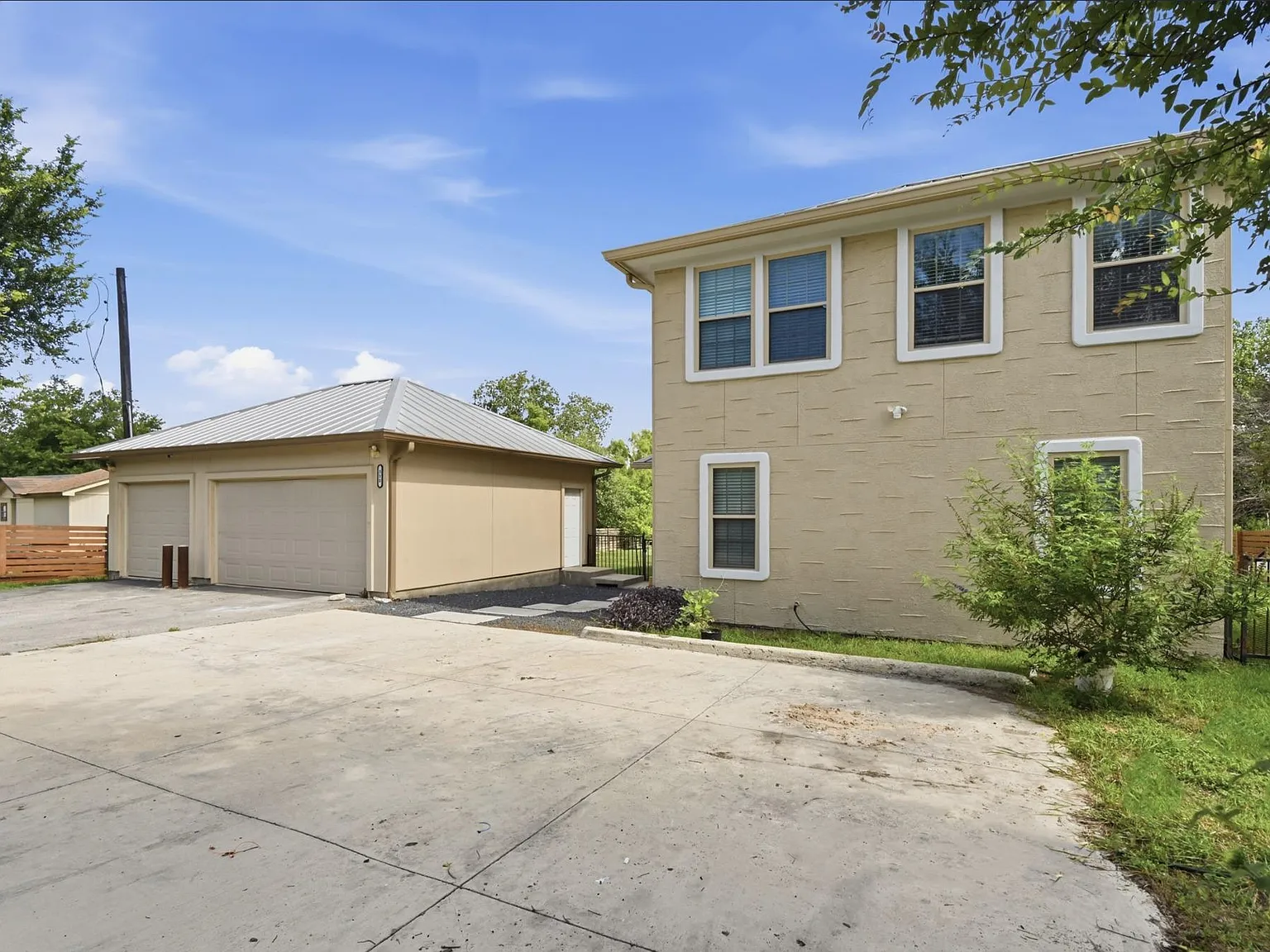 4 bed, 3.0 bath, 2784 sqft, $2,400 — Photo 3