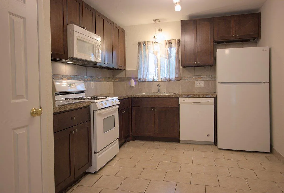 3 bed, 2.0 bath, 1066 sqft, $1,745 — Photo 3