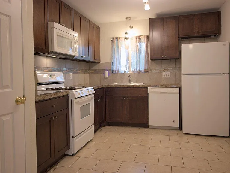 5204 Village Trl — Photo 3