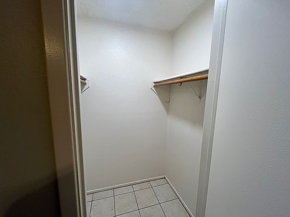 4th image of 609 Briaroaks Ct Unit 2