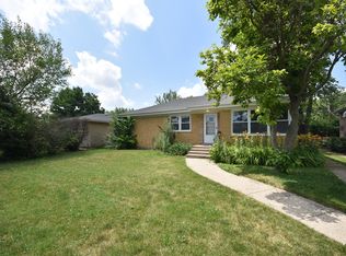 7056 NE Prairie Rd, Lincolnwood, IL 60712