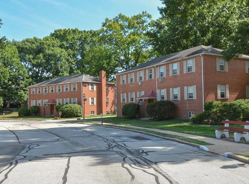 Knollwood Apartments — Photo 2