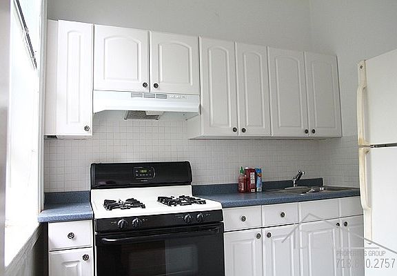 5th image of 476 Henry St APT 2