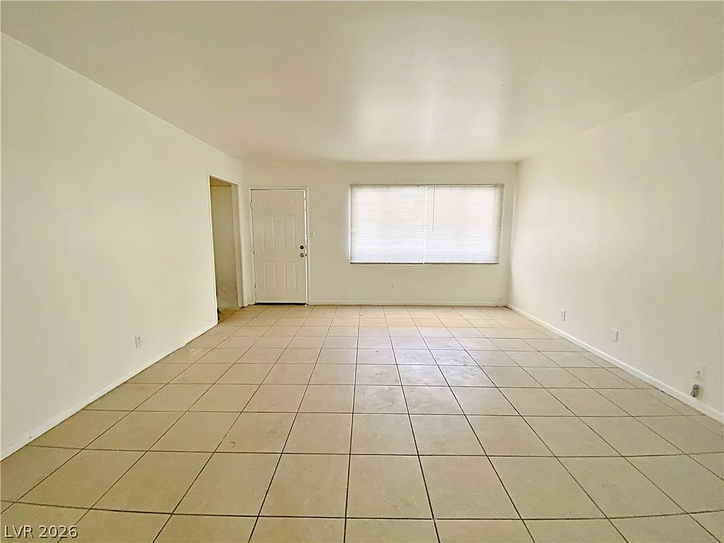 3 bed, 2.0 bath, 780 sqft, $1,090 — Photo 2