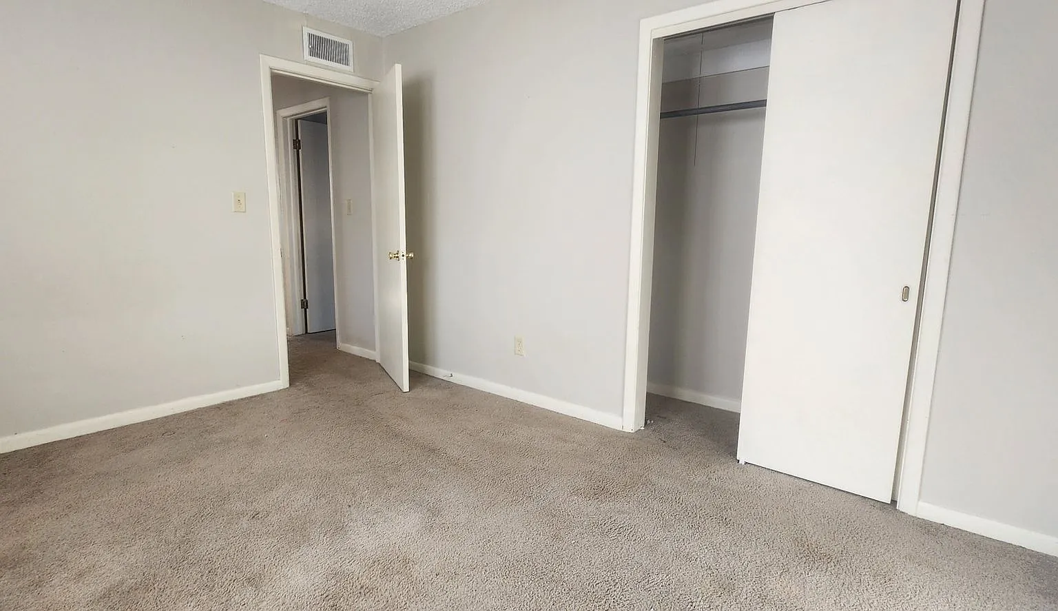 3 Bedroom / 1 Bath House — Photo 4