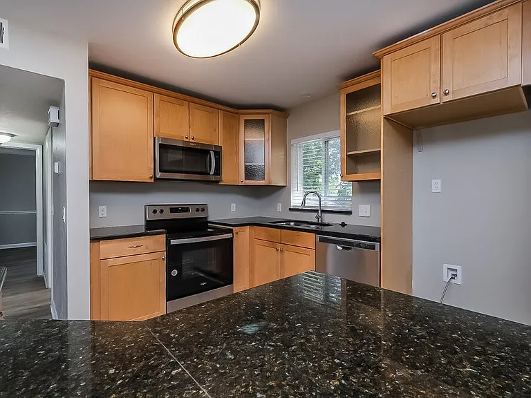 339 Regina Dr S — Photo 7