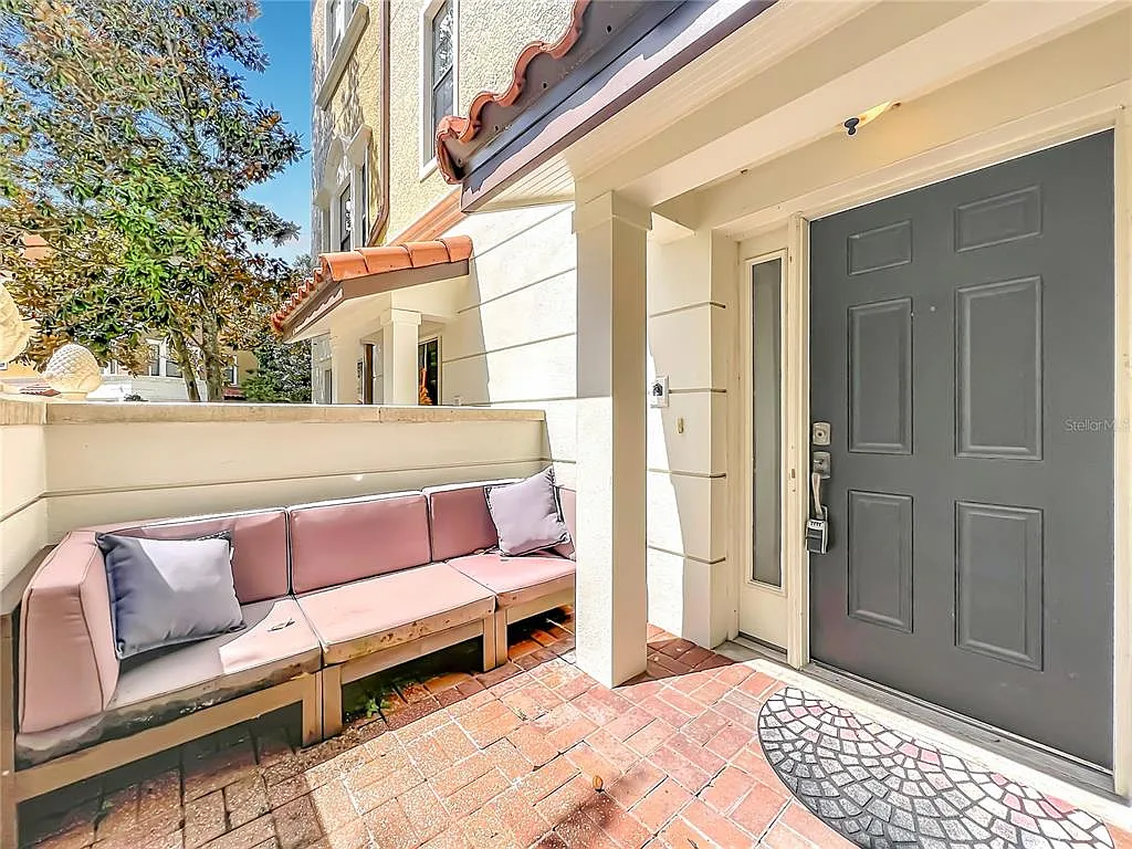 4 bed, 3.5 bath, 2028 sqft, $2,900 — Photo 3