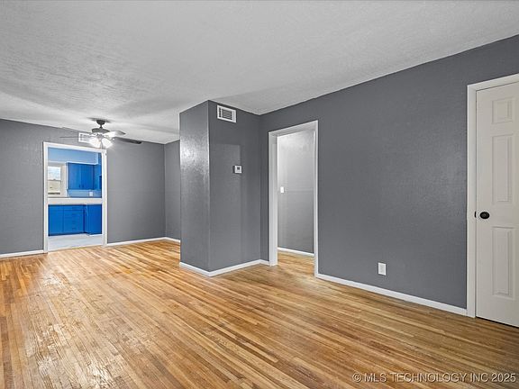 5th image of 608 SE Greystone Ave