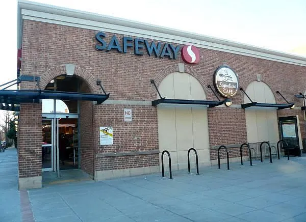 Easy walk to Safeway with Signature Cafe