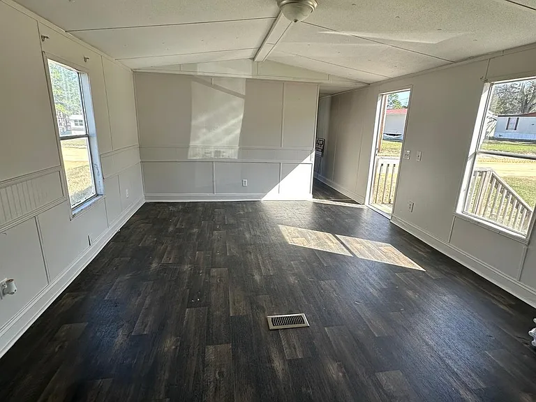 472 Sarah St — Photo 4