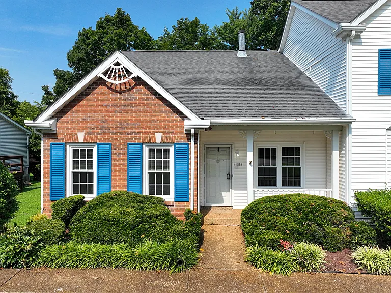 1215 Carriage Park Dr — Photo 1