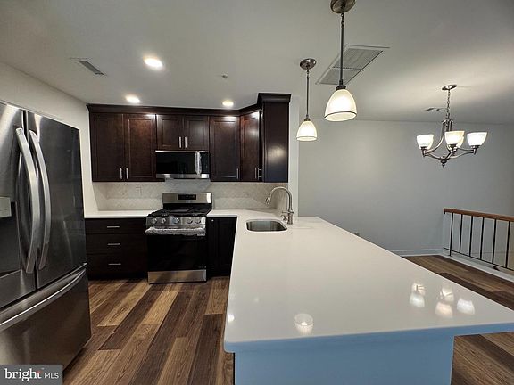 4th image of 604 W Society Pl