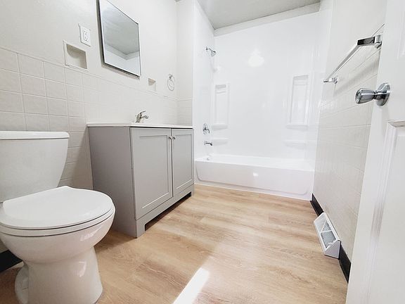 5th image of 4013 Melville Ave