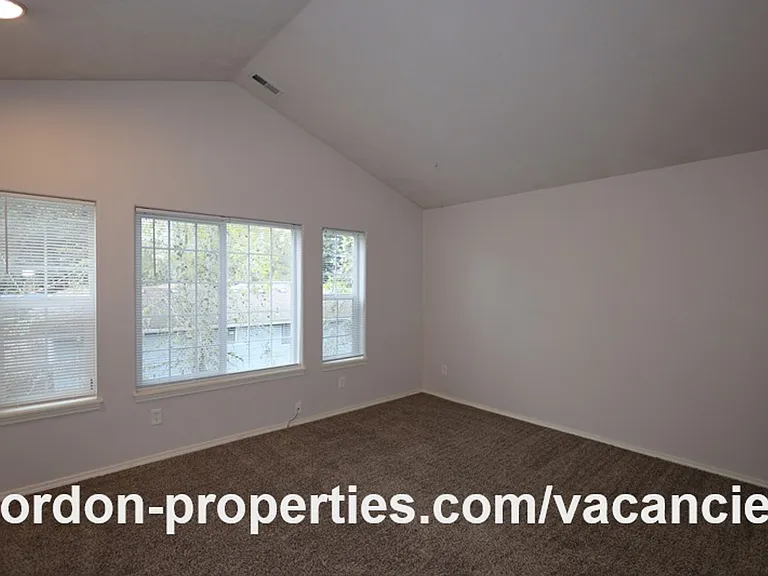 16913 NE Halsey St — Photo 41