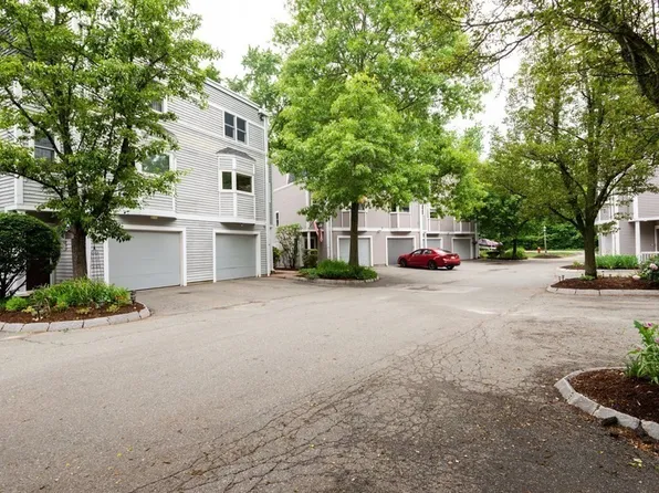 117 High St APT 10, Ipswich, MA 01938