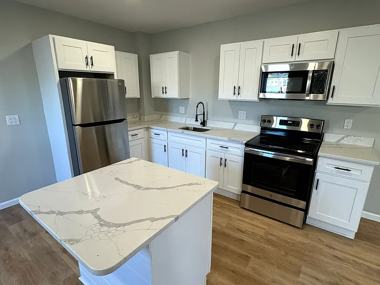 722 E 4th St #3 — Photo 2