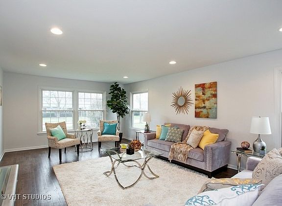 2nd image of 424 Castlewood Ln
