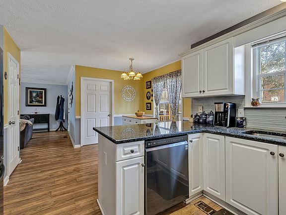 3rd image of 105 Crestside Ct